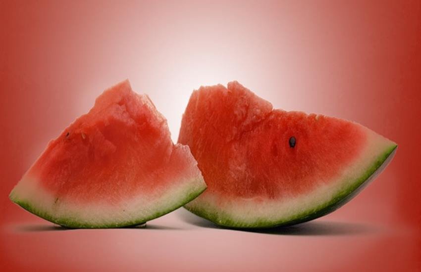 तरबूज में सोडियम, पौटेशियम और विटामिन बी पाया जाता है, जो शरीर के लिए फायदेमंद होता है। 
 (सांकेतिक फोटो)