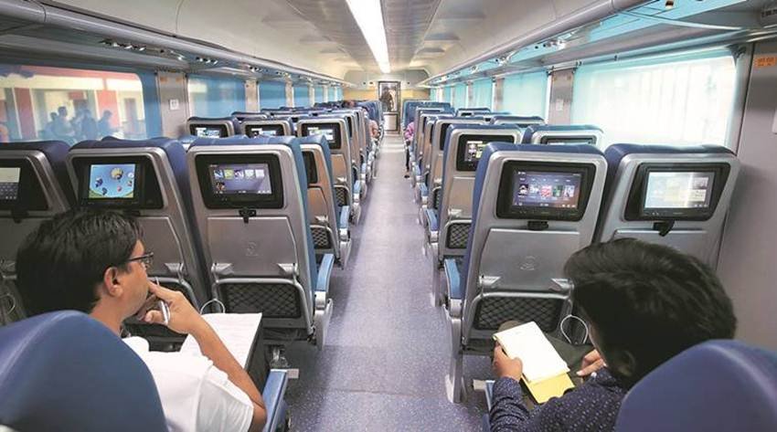 तेजस में लगभग 20 कोचिस होंगे। तेजस एक्सप्रेस में स्वचालित दरवाजे (ऑटोमैटिक डोर) और पूरी तरह बंद गैंगवे (डिब्बों को जोड़ने वाला रास्ता) हैं। यह भारतीय रेलवे की इस तरह की पहली ट्रेन है। (Photo Source: Financial Express)