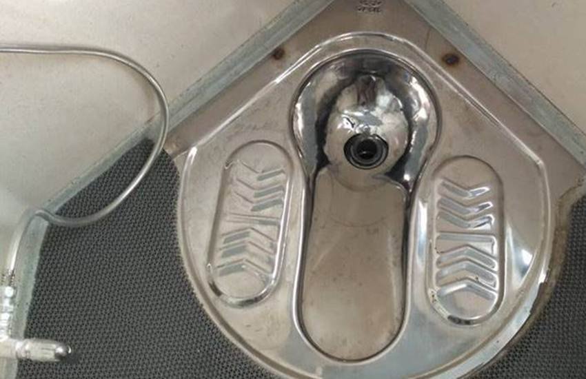 ट्रेन के बाथरूम-टॉइलेट को भी काफी आधुनिक बनाने की कोशिश की गई है। कोचिस में बायो-टॉयलेट बनाए गए हैं। इसके अलावा ट्रेन में सेंसर वाला पानी का टैप दिया गया है। ट्रेन की सीटों को भी किसी विमान की बिजनेस क्लास सीटों की तरह बनाया गया है। सीट्स काफी आरामदेह हैं। इसके अलावा ट्रेन में अटेन्डेंट्स को बुलाने के लिए भी बटन की सुविधा है। (Photo Source: Financial Express)