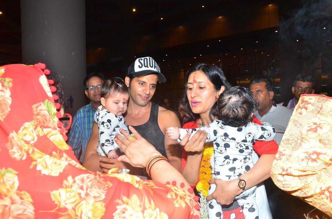 करण और बच्चों के वेलकम के लिए उनकी टीजे और उनकी फैमिली एयरपोर्ट पर पहुंची हुई थी।