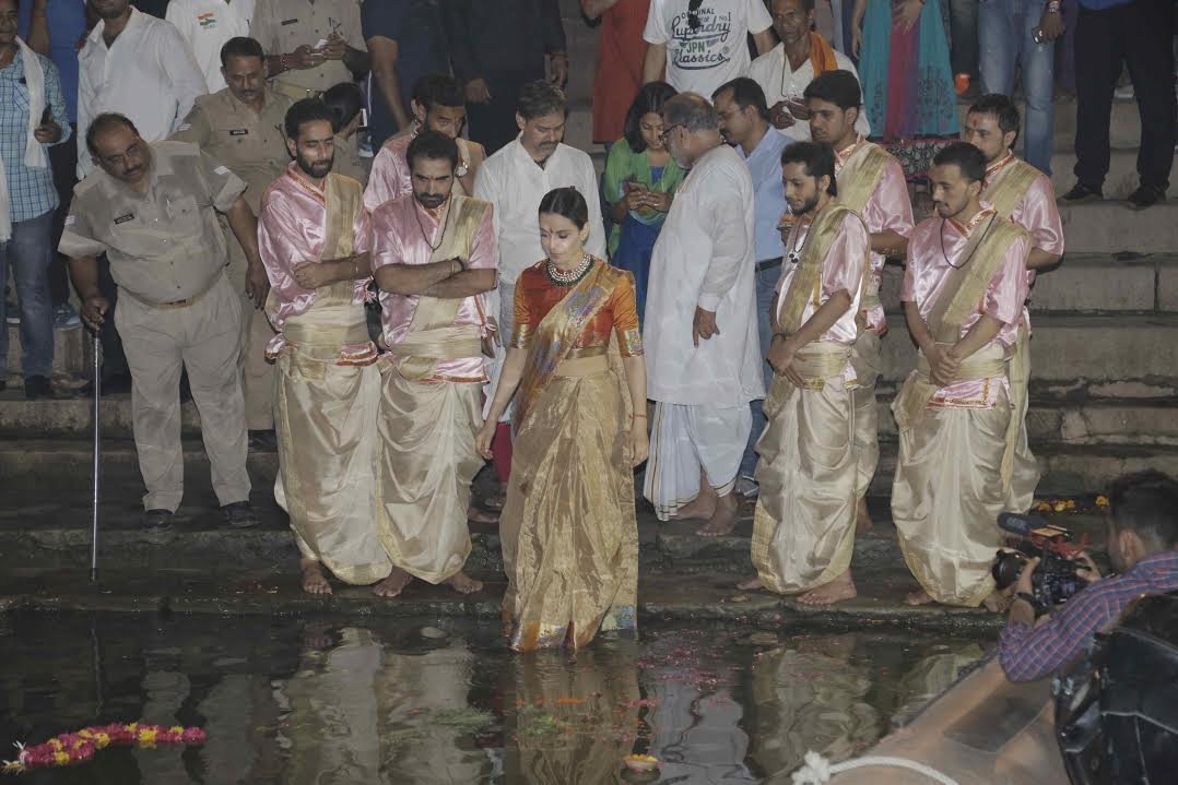 कंगना जब डुबकी लगा रही थीं तो वहां मौजूद सभी लोग उनकी तस्वीरें कैमरे में कैद करने के लिए तैयार बैठे थे।