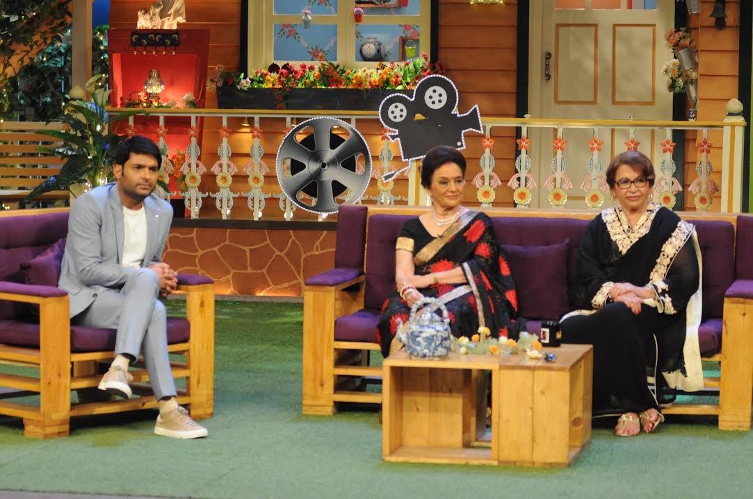 तस्वीरों को देखकर लग रहा है कि इन दिग्गज कलाकारों ने कपिल शर्मा की टीम के साथ काफी अच्छा समय बिताया।