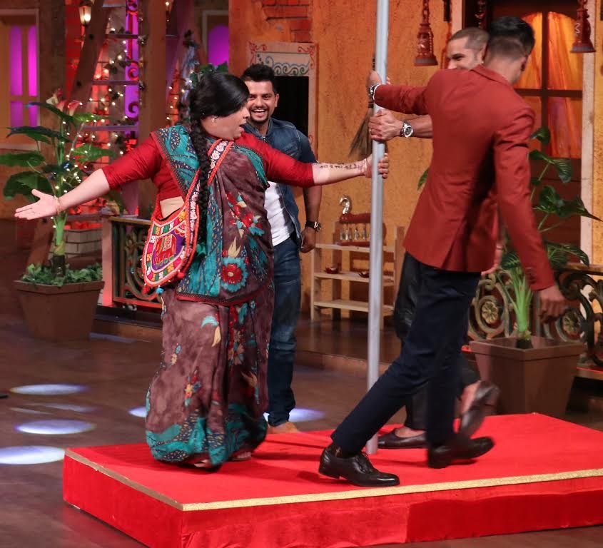 संतोष के किरादार में नजर आने वाले कीकू शारदा ने इन खिलाड़ियों के साथ खूब मस्ती की और पोल डांस भी किया।