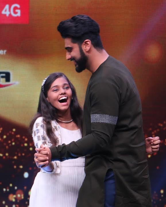 डांसिंग की बारी आई तो भी अर्जुन पीछे नहीं हटे और अपना डांसिंग टैलेंट दिखाया ।