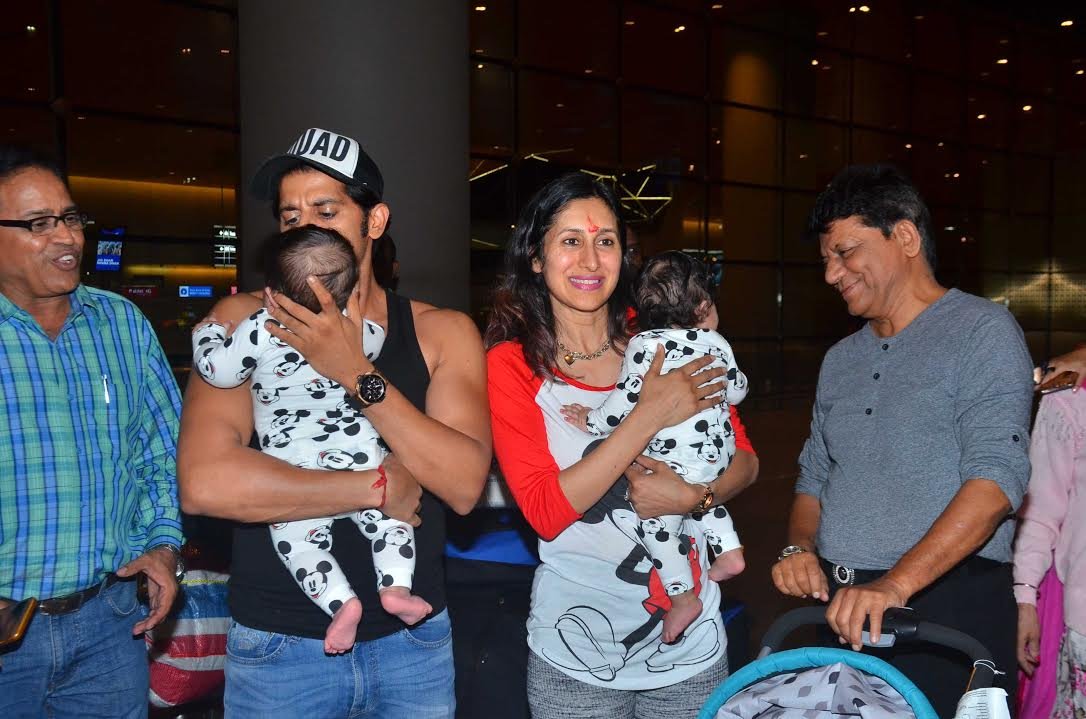 इससे पहले करण और उनकी वाइफ टीजे इंस्टाग्राम पर अपने बच्चों की तस्वीरें शेयर करते रहते थे लेकिन उनमें केवल झलक ही देखने को मिलती थी।