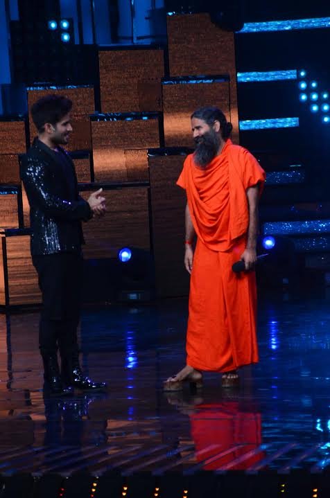 रामदेव बाबा भी अब किसी सेलेब से कम नहीं हैं। ऐसे में कोई रियलिटी शो हो और बाबा ना बुलाया जाए ऐसा तो कम ही देखने को मिलता है। हाल ही में वह स्टार प्लस के शो नच बलिए में पहुंचे।