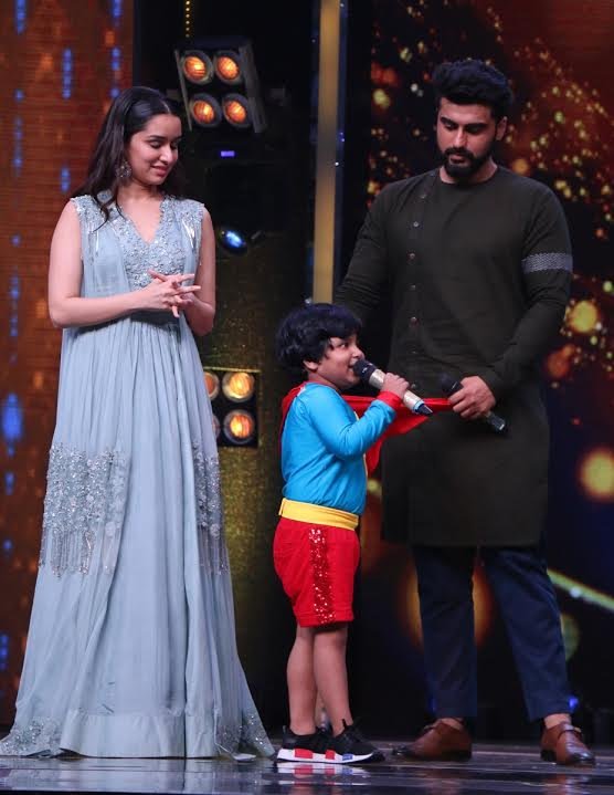 अर्जुन और श्रद्धा ने शो के स्टार नन्हें जयस के साथ भी खूब मस्ती की।