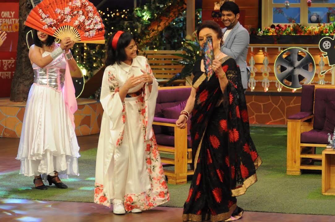 सुमोना चक्रवर्ती आशा पारेख की हिट फिल्म 'लव इन टोक्यो' के मसहूर ड्रेस में नजर आईँ।