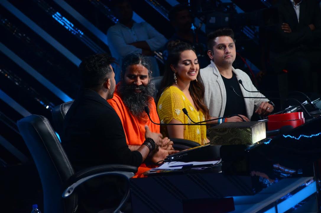 शो पर पहुंच कर राम देव बाबा ने खूब सारी हेल्दी मस्ती की। हेल्दी मस्ती इसलिए कह रहे हैं क्योंकि उन्होंने वहां सभी को योग कराया।