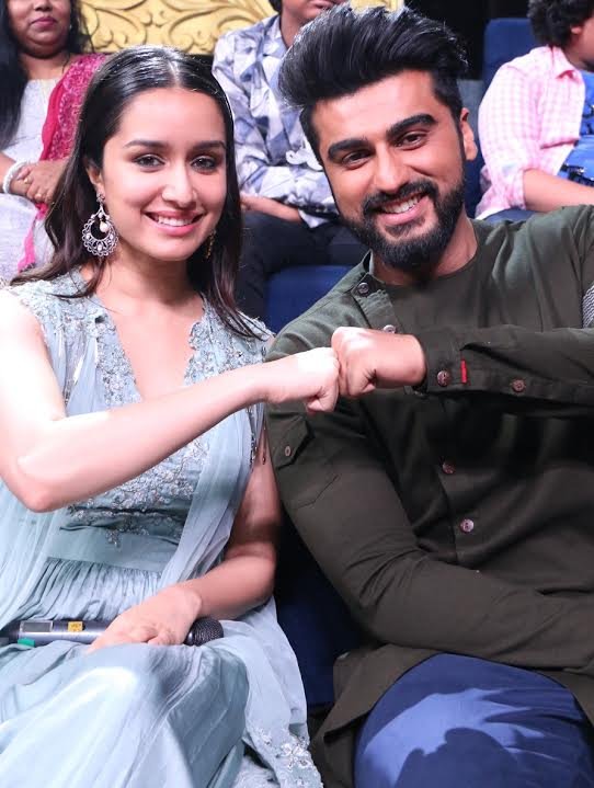 हाफ गर्लफ्रेंड के प्रमोशन में जुटे अर्जुन कपूर और श्रद्धा कपूर हाल ही में अपनी फिल्म की प्रमोशन के लिए सा रे गा मा पा लिटिल चैेप्स के सेट पर पहुंचे।