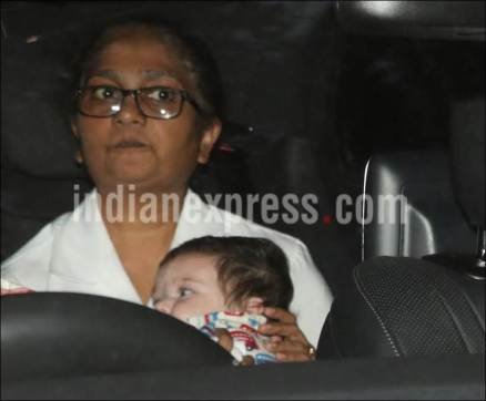 हाल ही में करीना और तैमूर बांद्रा में नजर आए। तैमूर घर से बाहर निकलें तो कैमरे की नजर से कैसे बच सकते हैं।