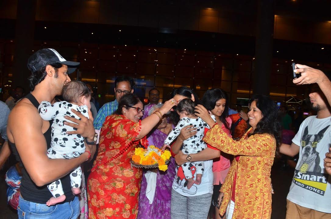 इनका वेलकम बड़े ही ट्रेडिशनल अंदाज में हुई। फूल मालाओं के साथ बच्चों की आरती भी उतारी गई।