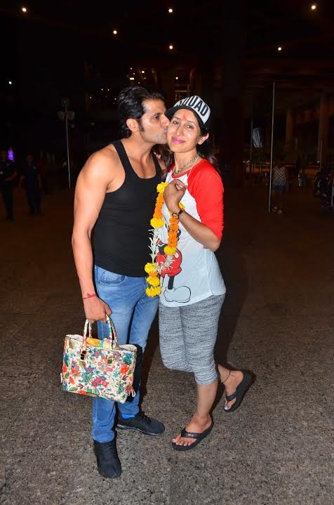 नागिन-2 एक्टर करणवीर वोहरा अपने ट्विन्स बच्चों और वाइफ टीजे संधू के साथ मुंबई लौटे।