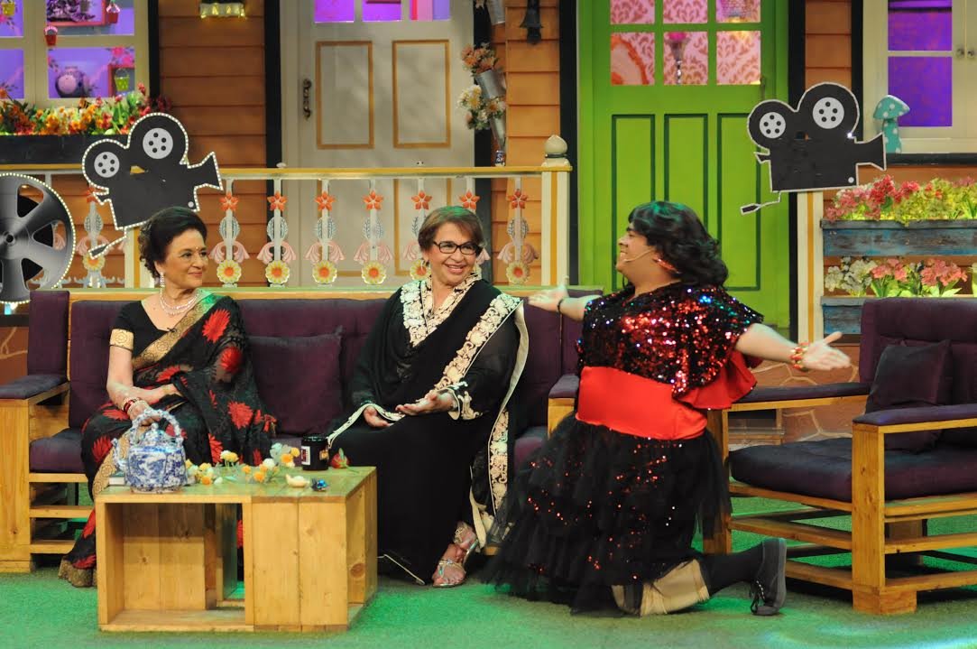 जब कैबेरेट क्वीन हेलेन जैसी अदाकारा आपके सेट पर हों तब आप उनकी टांग खींचना कैसे भूल सकते हैं। कीकू शारदा ने कैबेरेट एक्ट करके और आशा पारेख और हेलेन के साथ डांस करके उनका भरपूर मनोरंजन किया।