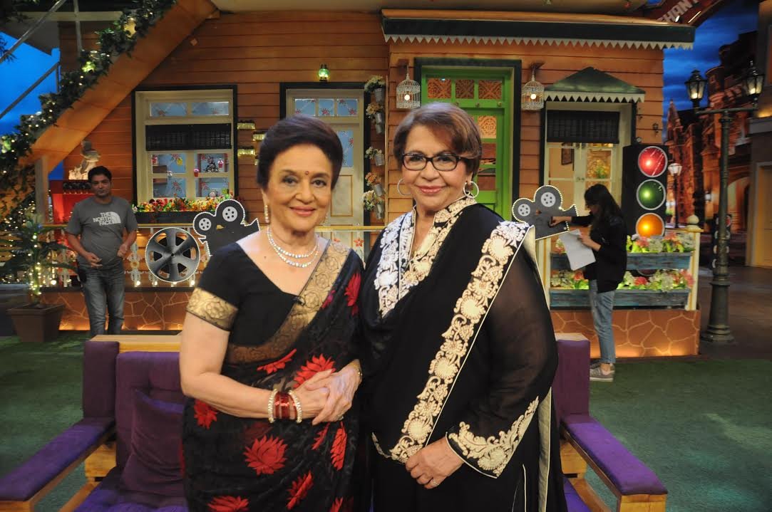 आशा पारेख और हेलेन जैसी सदाबहार सुंदरियां जब एक ही मंच पर हों तो आप उनको एकटक देखने के अलावा और कुछ नहीं कर सकते हैं। इस वीकेंड द कपिल शर्मा शो के लिए आप जैसे ही अपना टेलिवीजन सेट ऑन करेंगे, आपको अतीत की ये दो सुंदरियां कपिल शर्मा के शो पर नजर आएंगी। आशा पारेख और हेलेन ने कपिल शर्मा शो की टीम से जुड़कर हाल ही में आशा पारेख के द्वारा लांच की गई उनकी ऑटोबायोग्राफी "आशा पारेख : द हिट गर्ल" को प्रमोट किया। हेलेन, जो कि लंबे वर्षों से आशा की अच्छी दोस्त रहीं हैं, इस बार भी वे अपनी दोस्त का सपोर्ट करने से नहीं चुकीं।