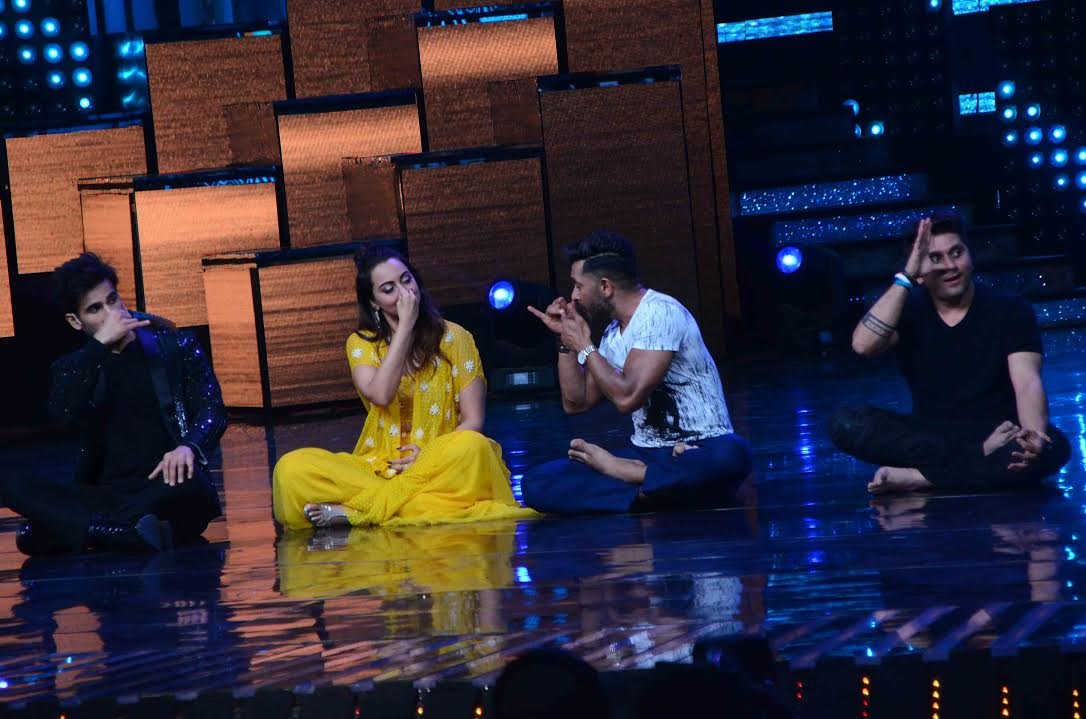 सोनाक्षी, टेरेंस और शो के होस्ट करण टैकर ने इस योग क्लास को खूब इंजॉय किया।