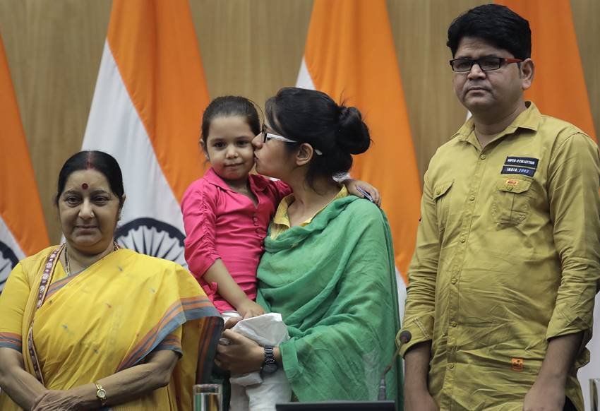 Uzma, uzma returns, uzma pakistan return, uzma returns from pakistan, sushma swaraj on uzma, sushma swaraj with uzma, uzma with family, uzma daughter, uzma mother, uzma husband
