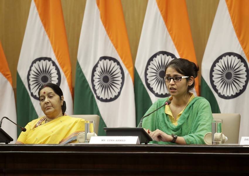 Uzma, uzma returns, uzma pakistan return, uzma returns from pakistan, sushma swaraj on uzma, sushma swaraj with uzma, uzma with family, uzma daughter, uzma mother, uzma husband