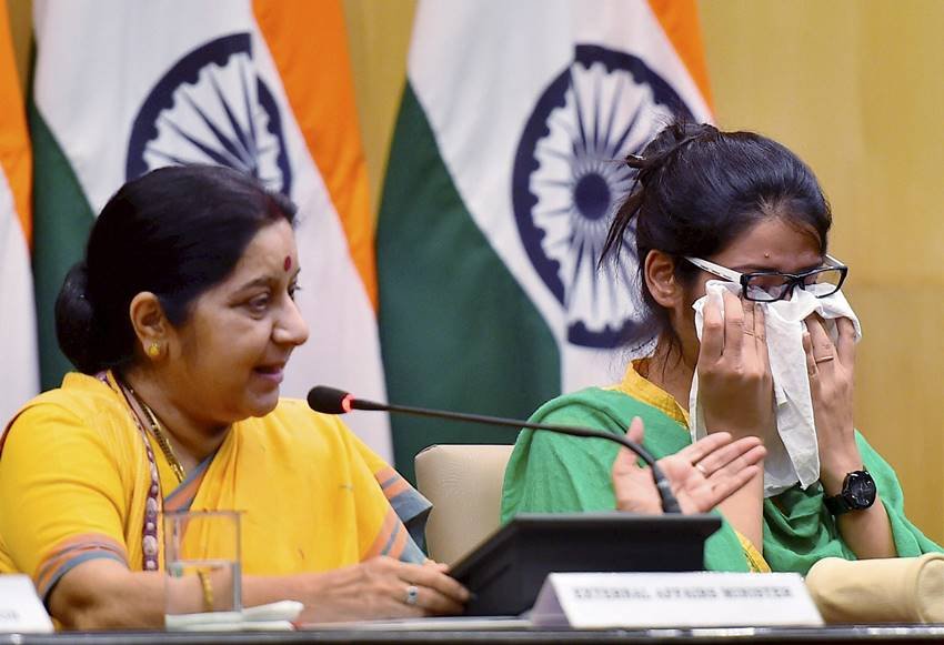 Uzma, uzma returns, uzma pakistan return, uzma returns from pakistan, sushma swaraj on uzma, sushma swaraj with uzma, uzma with family, uzma daughter, uzma mother, uzma husband