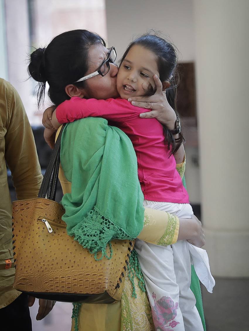 Uzma, uzma returns, uzma pakistan return, uzma returns from pakistan, sushma swaraj on uzma, sushma swaraj with uzma, uzma with family, uzma daughter, uzma mother, uzma husband