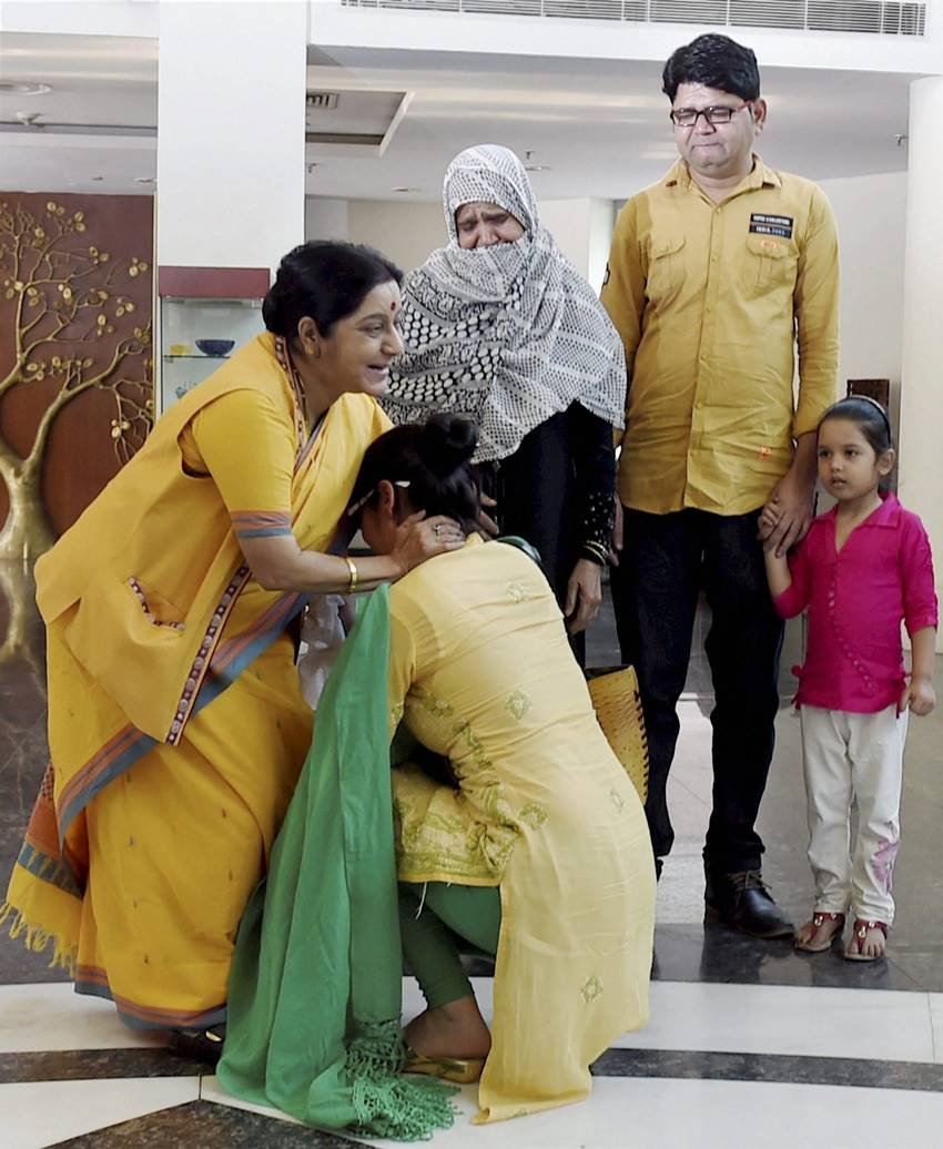 Uzma, uzma returns, uzma pakistan return, uzma returns from pakistan, sushma swaraj on uzma, sushma swaraj with uzma, uzma with family, uzma daughter, uzma mother, uzma husband