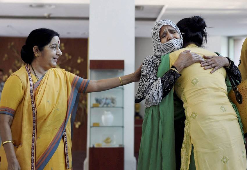 Uzma, uzma returns, uzma pakistan return, uzma returns from pakistan, sushma swaraj on uzma, sushma swaraj with uzma, uzma with family, uzma daughter, uzma mother, uzma husband