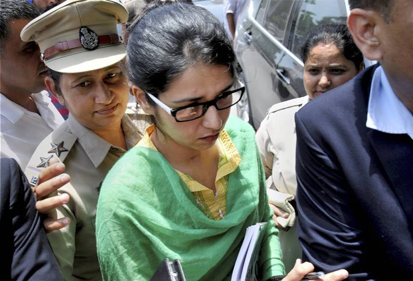 Uzma, uzma returns, uzma pakistan return, uzma returns from pakistan, sushma swaraj on uzma, sushma swaraj with uzma, uzma with family, uzma daughter, uzma mother, uzma husband