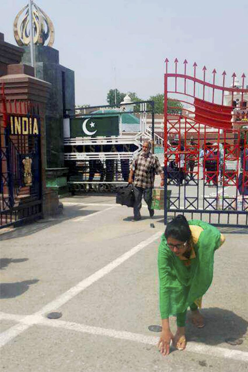 Uzma, uzma returns, uzma pakistan return, uzma returns from pakistan, sushma swaraj on uzma, sushma swaraj with uzma, uzma with family, uzma daughter, uzma mother, uzma husband