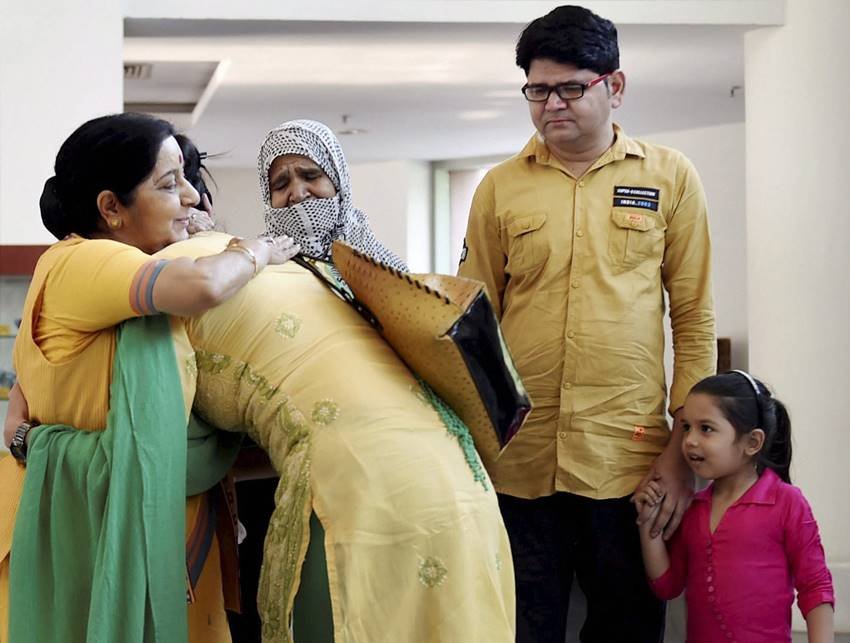 Uzma, uzma returns, uzma pakistan return, uzma returns from pakistan, sushma swaraj on uzma, sushma swaraj with uzma, uzma with family, uzma daughter, uzma mother, uzma husband
