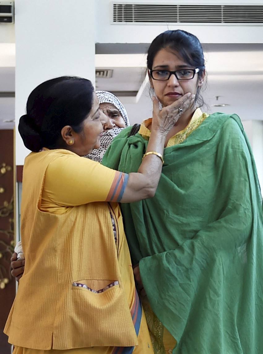 Uzma, uzma returns, uzma pakistan return, uzma returns from pakistan, sushma swaraj on uzma, sushma swaraj with uzma, uzma with family, uzma daughter, uzma mother, uzma husband
