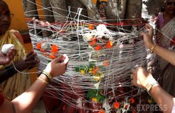 वट सावित्री व्रत पूजा विधि 2017: इस मुहूर्त पर करेंगी पूजा तो लंबी होगी पति की उम्र