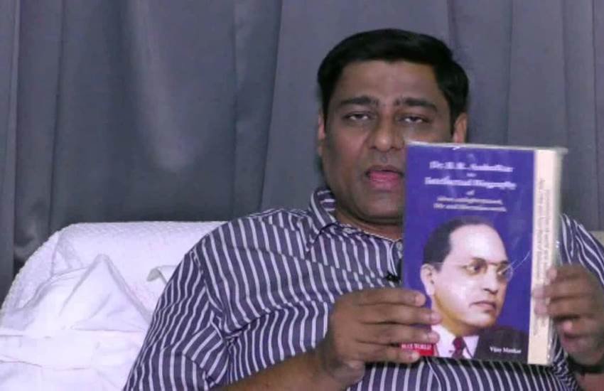 अंबेकराइट पार्टी ऑफ इंडिया के अध्यक्ष विजय मानकर की इस तस्वीर का इस्तेमाल यूट्यूब से किया गया है। अंबेकराइट पार्टी ऑफ इंडिया के अध्यक्ष विजय मानकर की इस तस्वीर का इस्तेमाल यूट्यूब से किया गया है।