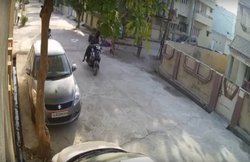 …और महिला को घसटीते हुए ले गए तीन लड़के, देखिए खौफनाक वीडियो