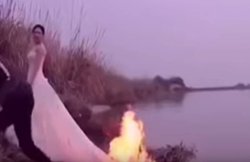 वीडियो: ‘अच्छी तस्वीर’ के लिए फोटोग्राफर ने लगा दी दुल्हन ने कपड़ों में आग, देखिए फिर क्या हुआ