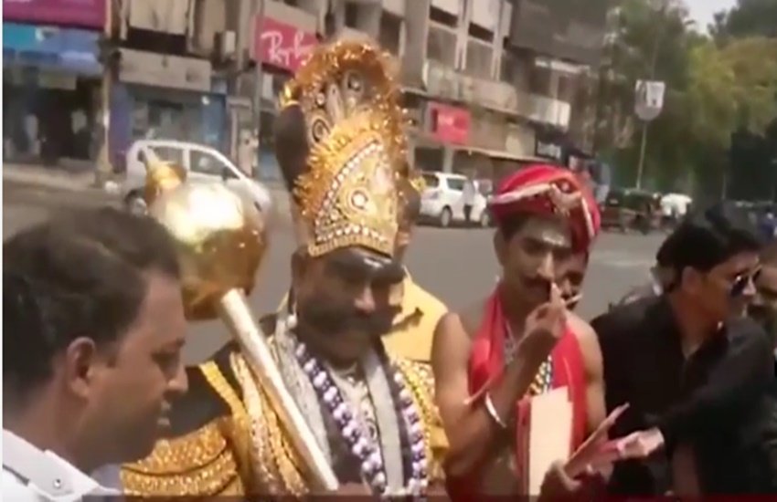 Yamraj, Hindu god of death, mobile talking, talking while driving, Pune traffic, Pune traffic police, traffic police, traffic awareness,using mobile phones while driving, Hindi news, jansatta