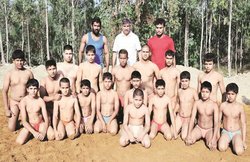 योगेश्वर दत्त का नया अखाड़ा: रशियन सीखकर विदेशी रेसलर्स को टक्कर देने को तैयार हो रहे नन्हे पहलवान