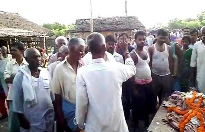 मधुबनी: शिवलिंग के लिए पुलिस से भिड़ गए गांव वाले, 1 ग्रामीण की मौत मधुबनी: शिवलिंग के लिए पुलिस से भिड़ गए गांव वाले, 1 ग्रामीण की मौत