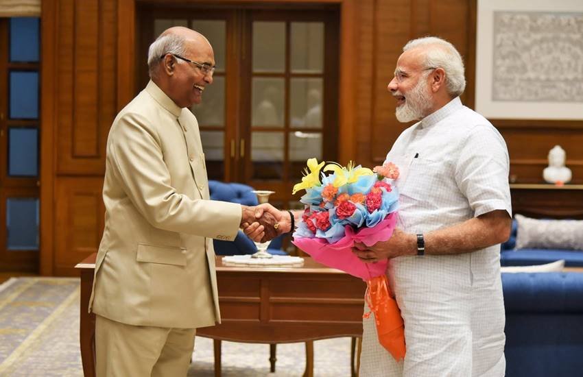 राष्ट्रपति पद के उम्मीदवार रामनाथ कोविंद से मुलाकात करते पीएम नरेंद्र मोदी। तस्वीर प्रधानमंत्री ने ट्वीट की है।