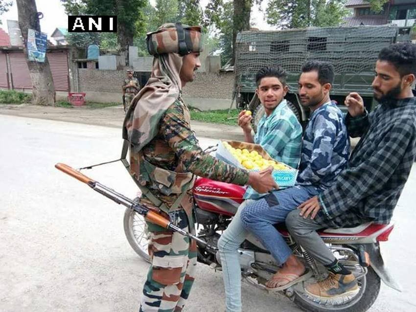 Eid, Eid 2017, Indian Army, Eid Celebration, Eid sweets, Jammu and kashmir, Kashmir Unrest, kashmir Violence, kashmir Photos