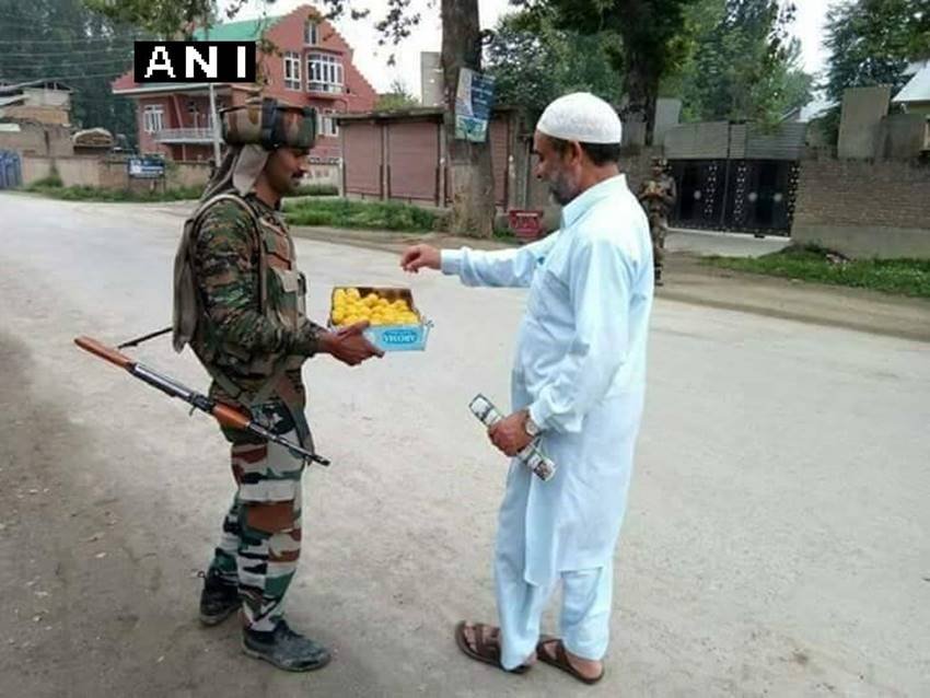 Eid, Eid 2017, Indian Army, Eid Celebration, Eid sweets, Jammu and kashmir, Kashmir Unrest, kashmir Violence, kashmir Photos