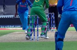 भारत बनाम पाकिस्‍तान, चैम्पियंस ट्रॉफी 2017 फाइनल: जब स्टंप पर लगी बॉल लेकिन नहीं गिरी गिल्लियां और बच गया पाकिस्तानी बल्लेबाज