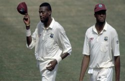 VIDEO: इस गेंदबाज ने डाली थी एक ओवर में 9 नो बॉल, ओवर खत्म कर दर्शकों को कहा शुक्रिया