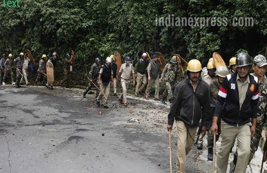 दार्जिलिंग की पहाड़ियों में अनिश्चितकालीन हड़ताल के दूसरे दिन हिंसा और आगजनी की घटनाएं हुईं जहां सेना और अर्द्धसैनिक बलों ने शांति कायम करने के लिए सड़कों पर गश्त की।