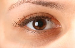 अगर आपके आंखों के नीचे हैं डार्क सर्किल तो ये टिप्स अपनाकर पा सकते हैं उनसे निजात