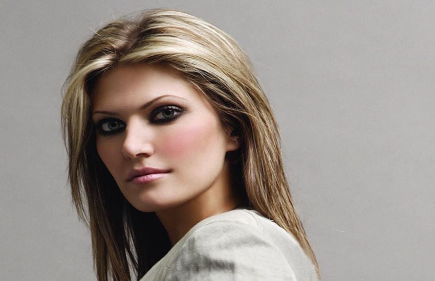 इवा कैली- इवा कैली ग्रीस की खूबसूरत महिला नेता हैं। इन्हें इनके भाषणों के लिए जाना जाता है।