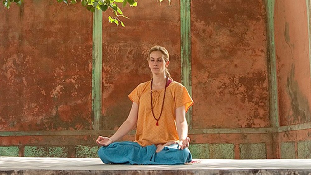 जूलिया राबर्ट्स योग करती हुई। जूलिया कई साल पहले हिंदू धर्म भी स्वीकार कर चुकी है।