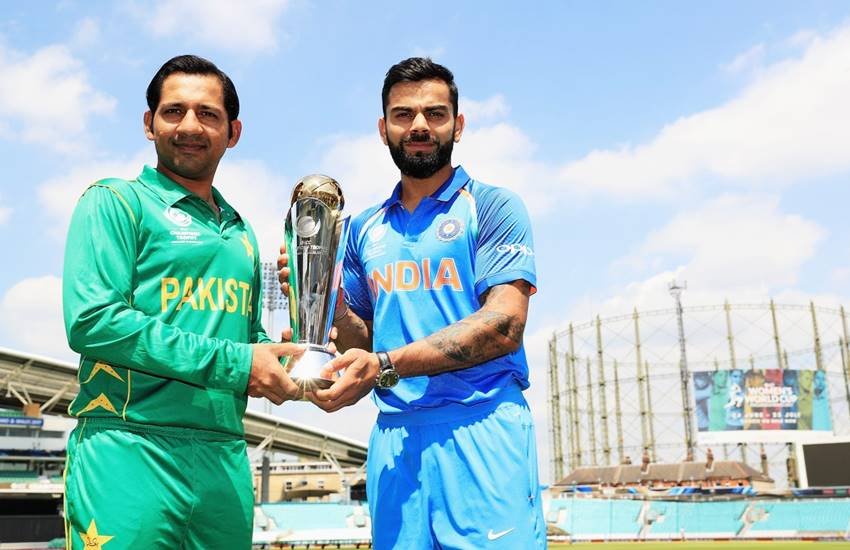 India vs Pakistan Final Cricket Match Champions Trophy 2017: ट्रॉफी के साथ भारतीय कप्‍तान विराट कोहली और पाकिस्‍तानी कप्‍तान सरफराज अहमद। (Source: PTI)