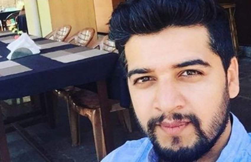 दिल मिल गए' फेम एक्टर करण परांजपे का 26 साल की उम्र में निधन हो गया। खबरों के अनुसार एक्टर की मौत नींद में हार्ट अटैक आने की वजह से हुई। करण की मां ने उन्हें घर में ही मृत पाया था। बताया जा रहा है कि एक्टर का निधन 25 मार्च 2018 को हुआ था।