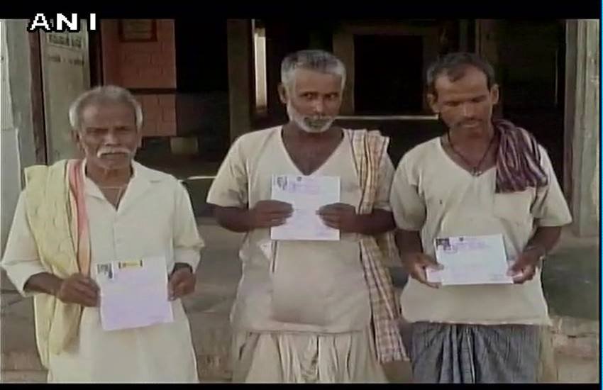 सरकार द्वारा दी गई मुआवजा राशि का चैक दिखाते सूबे के किसान (फोटो सोर्स एएनआई)