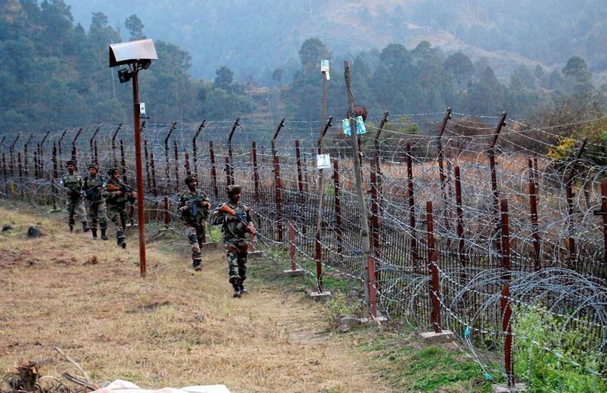 LoC, Line of Control, India-Pakistan Border, Pakistani Army, Indian Army, Naushera sector, small arms, heavy automatics, mortars, Kashmir News, Hindi News